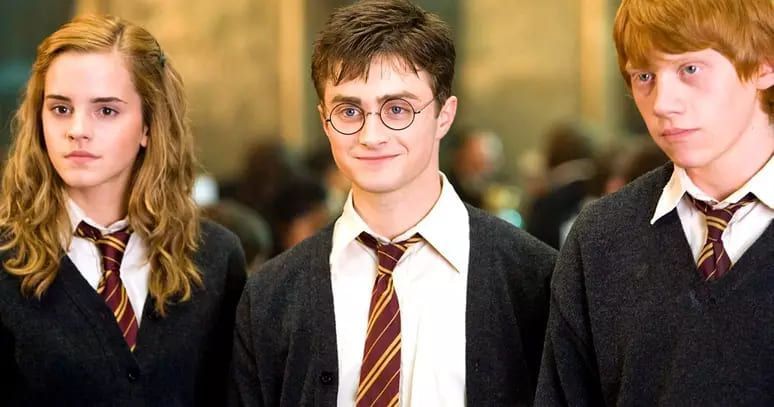 Harry Potter, Hermione e Ronald Weasley já adolescentes em Hogwarts.