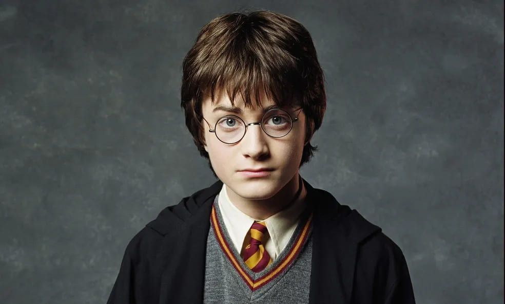 Harry Potter criança com roupa da Grifinória 