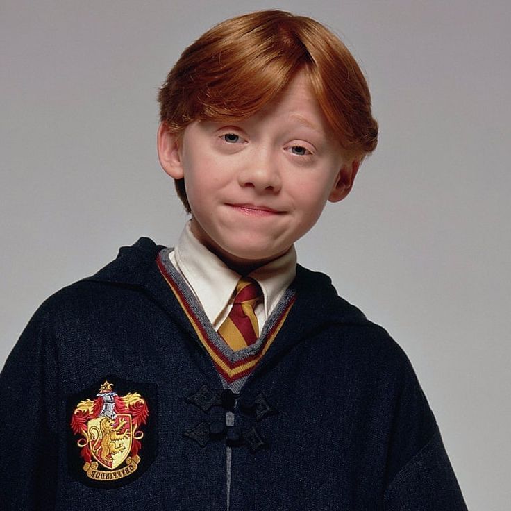 Ronald Weasley Criança com roupa da grifinória.