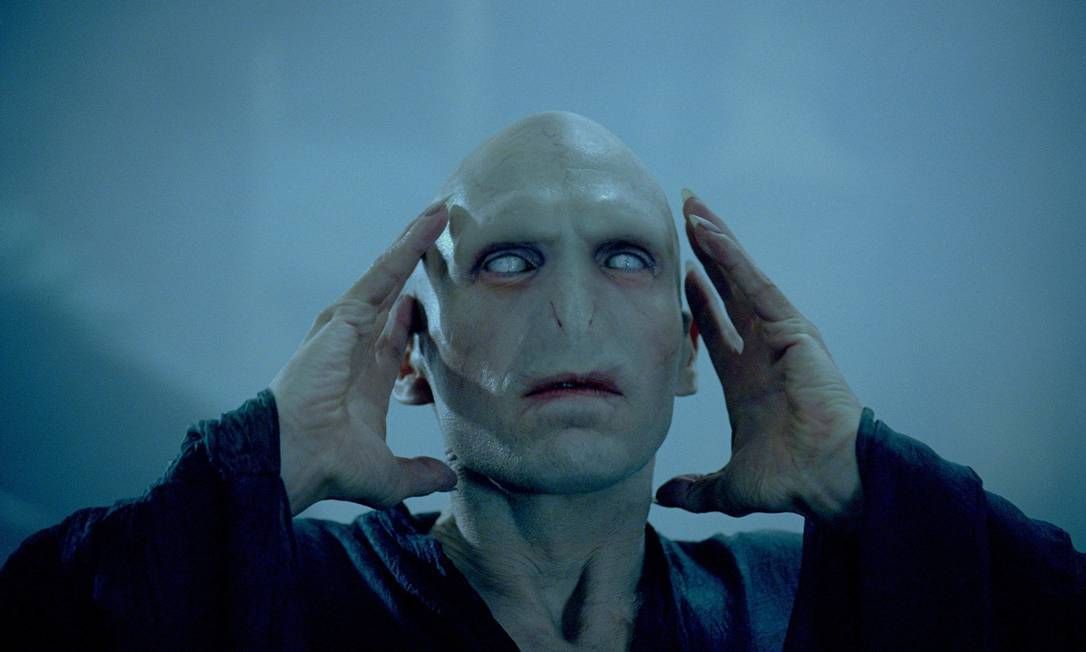 Voldemort com as mãos tocando sua cara