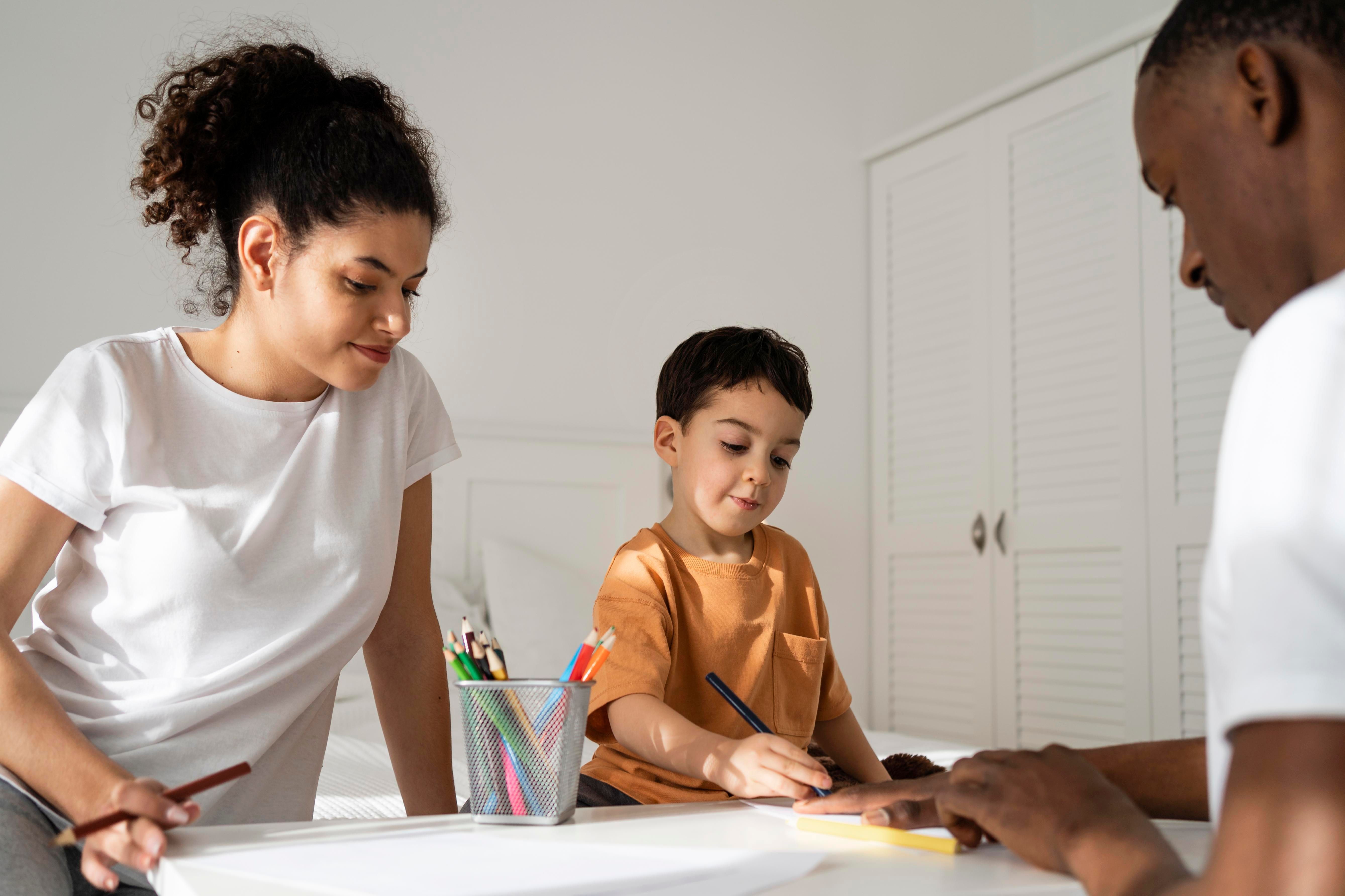 pai e mãe aplicando educação positiva no filho