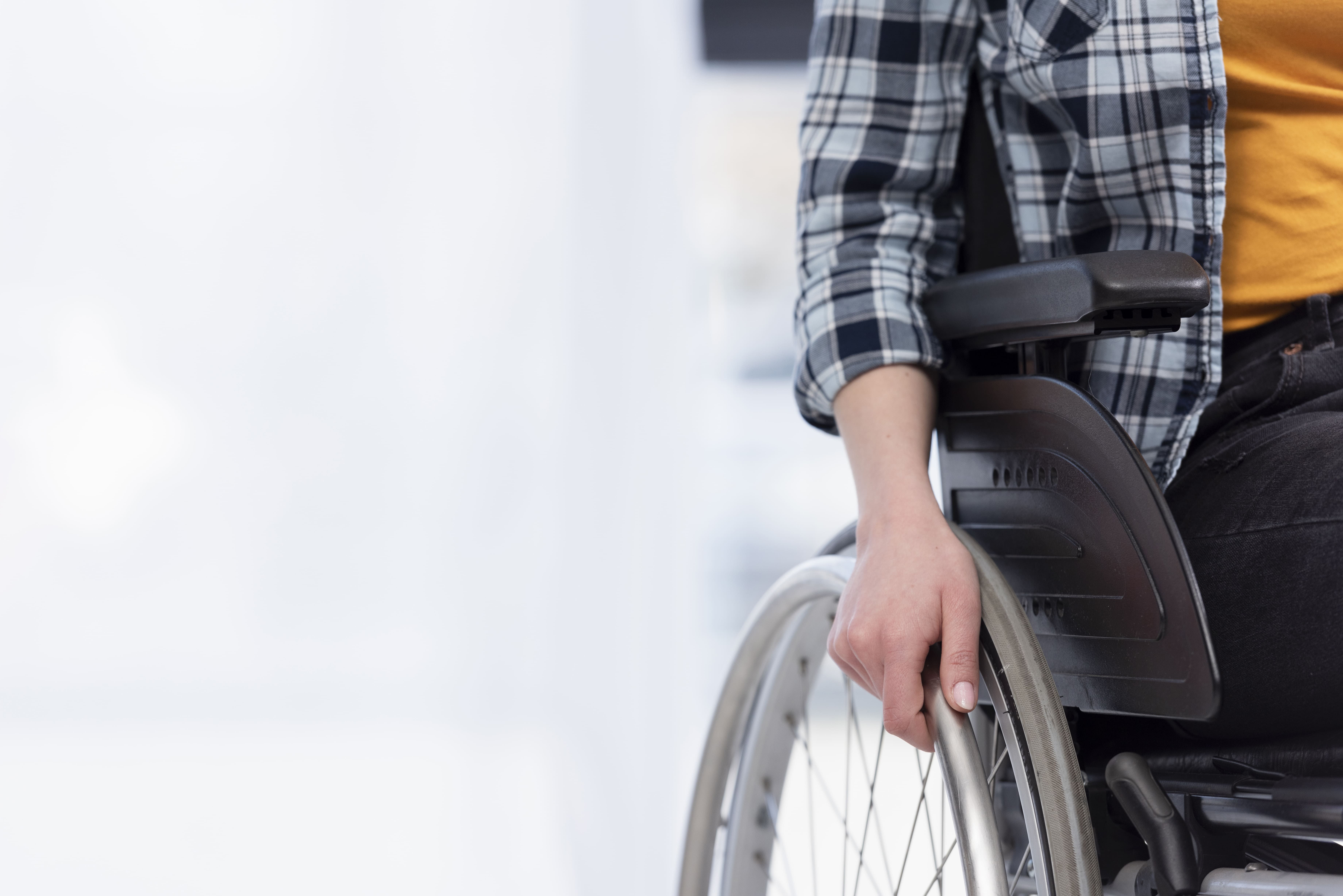 pessoa com deficiência em cadeira de rodas