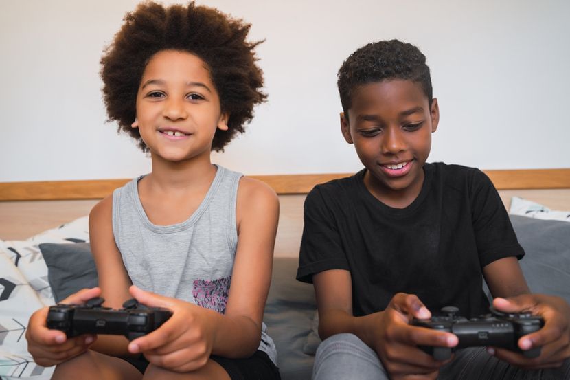 crianças jogando video game