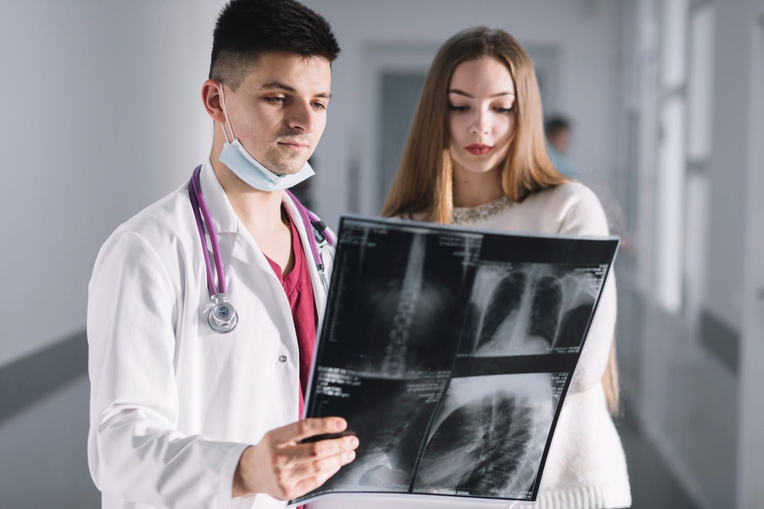 Dois profissionais de saúde olhando para o raio-x; especialização Técnica em Radioterapia: duração, valor e quem pode fazer o curso