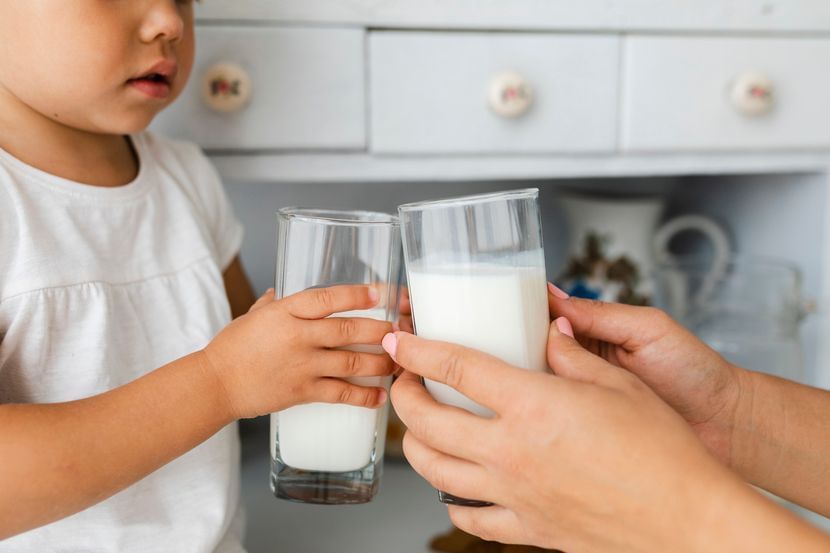 mãe e criança tomando leite