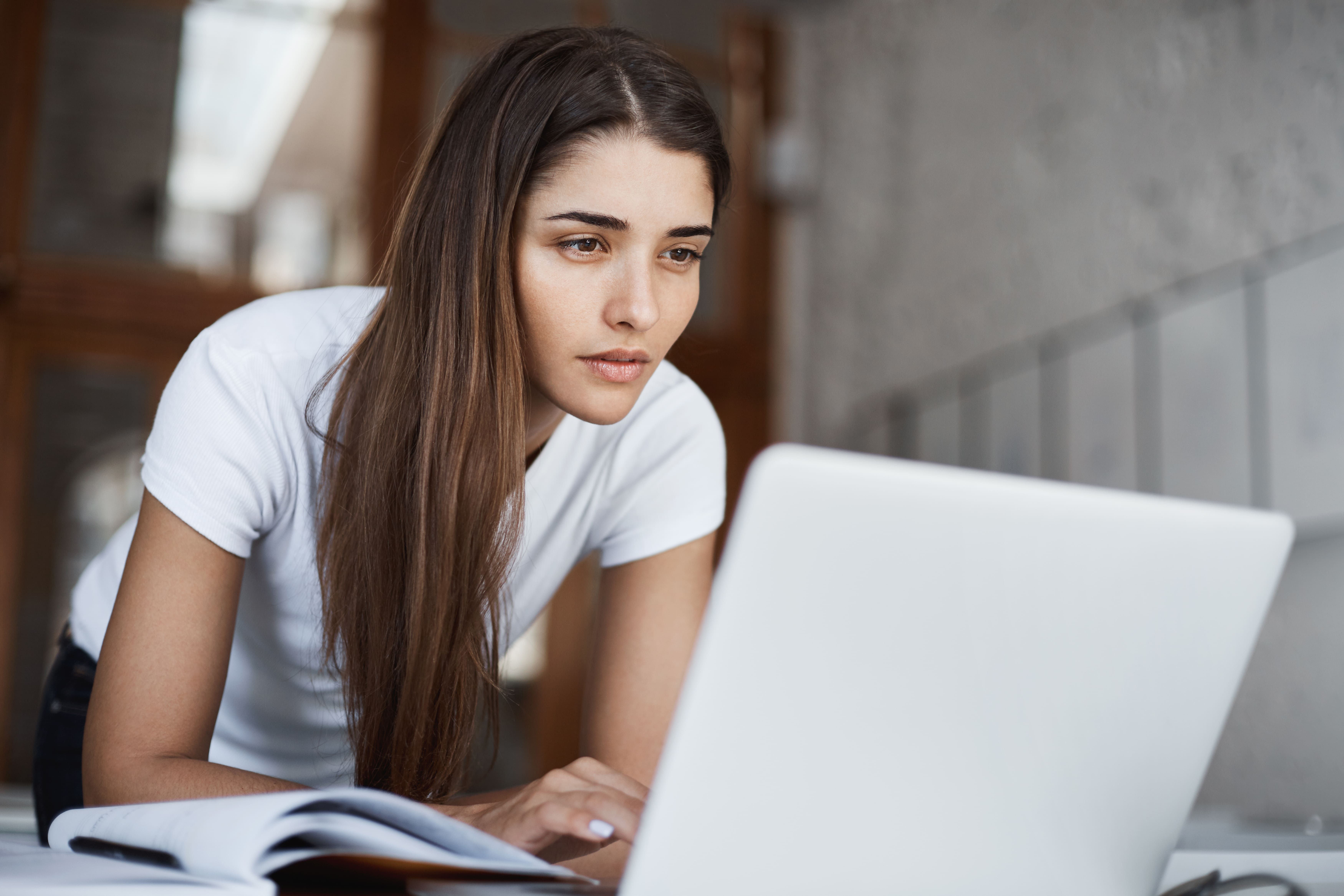 estudante mexendo no computador