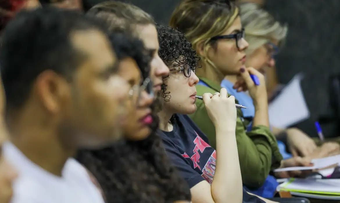 Estudantes fazendo prova