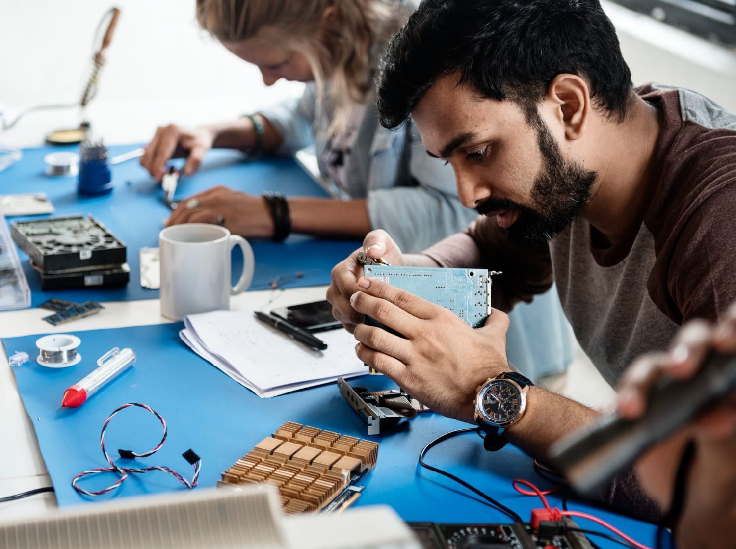 Estudando mexendo com sistemas eletrônicos em curso técnico; veja quais são os técnicos que mais ganham dinheiro