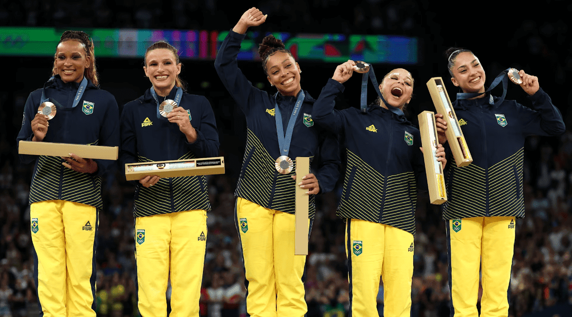 Time de ginástica artística feminino brasileiro com medalha de bronze na disputa por equipes