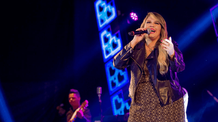 Cantora de sertanejo Marília Mendonça cantando em um dos seus shows