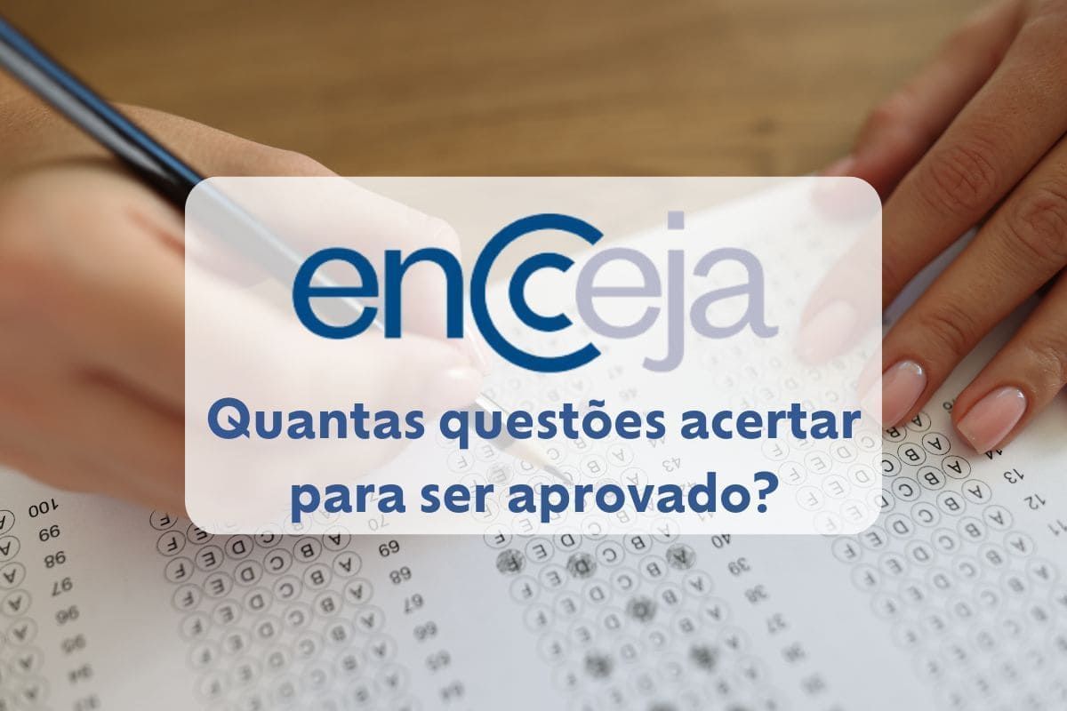 Logo do Encceja com escrito embaixo quantas questões acertar para ser aprovado; ao fundo, mãos de uma pessoa preenchendo um gabarito de prova