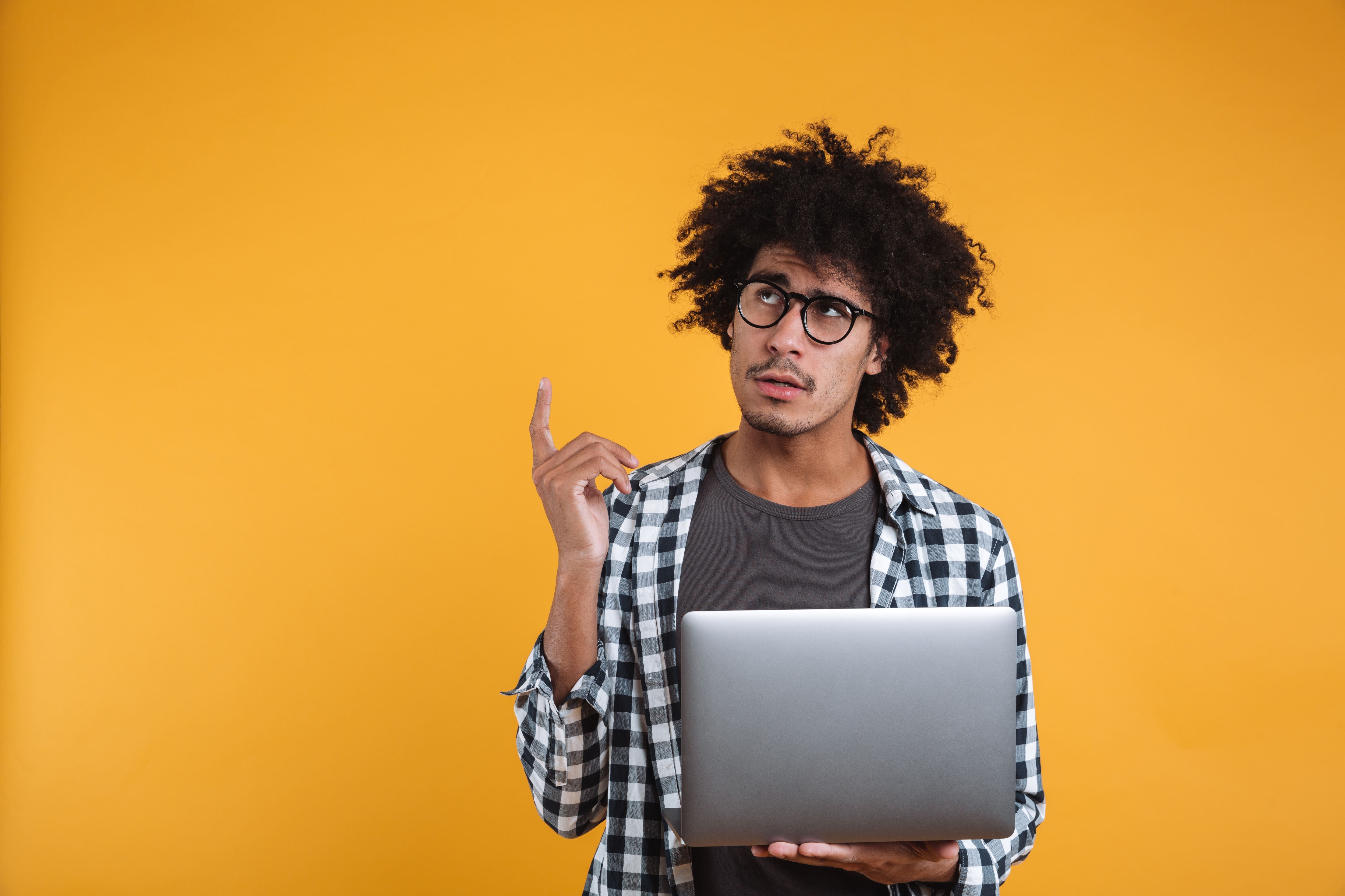 estudante em dúvida no computador 