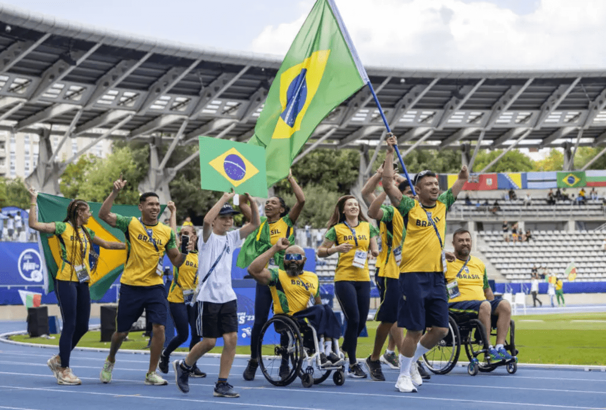 Seleção brasileira de atletismo em Paris, com velocista Petrúcio Ferreira tendo a honra de carregar a bandeira do país. A modalidade, uma das mais fortes para o Brasil, garantiu 37 vagas para os próximos Jogos Paralímpicos.