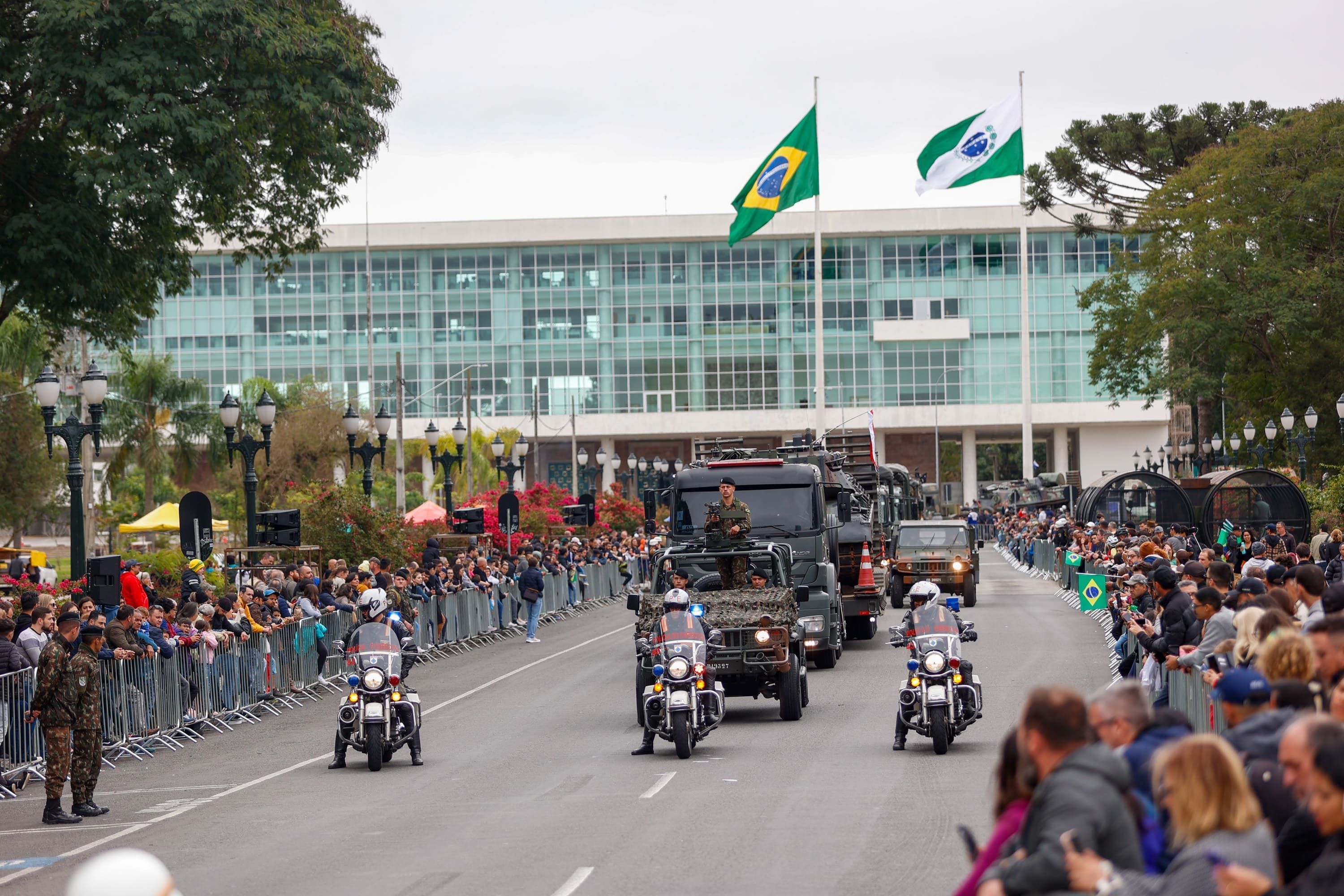 Desfile de 7 de setembro em Curitiba, com milhares de pessoas assistindo