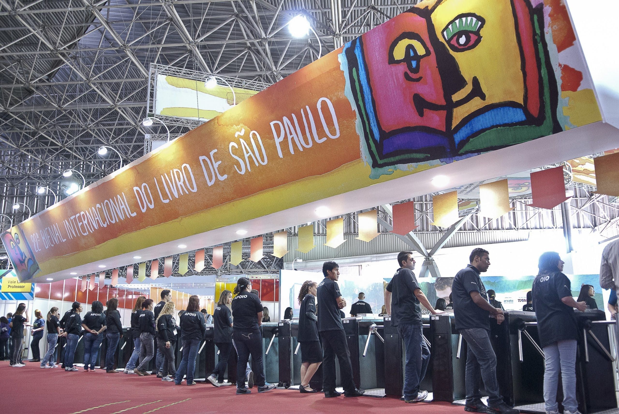 Entrada da Bienal do Livro em SP, com funcionários perto das catracas; Bienal do Livro SP 2024: veja data, local e profissões para trabalhar com literatura