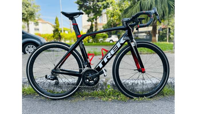 TREK Émonda SL6 disk Bicicleta Trek Émonda SL 6 AXS 2023 - Preta/Rainbow - Tamanho 56