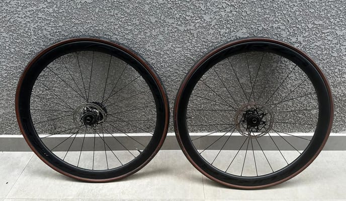 Semexe - Rodas DT SWISS R470 em Alumínio com cubos SHIMANO