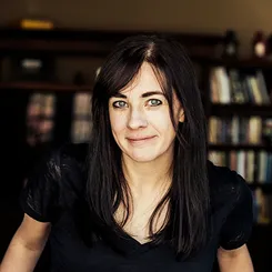 Меґґі Стівотер