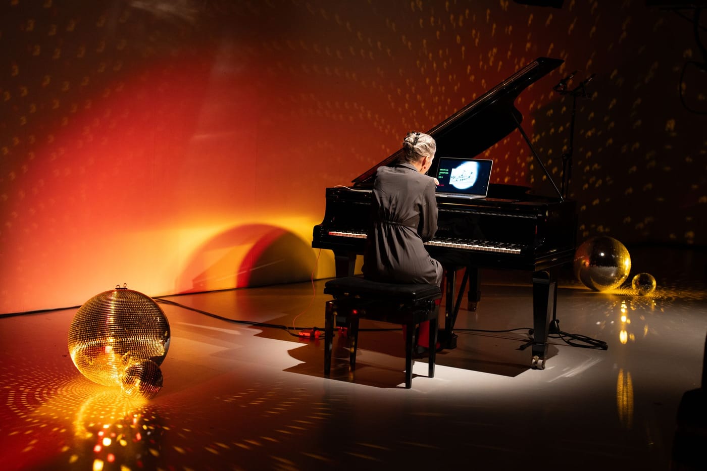 Simone Keller «Piano Bar / Jessie Cox» @ Kunstraum Walcheturm © Michelle Etllin