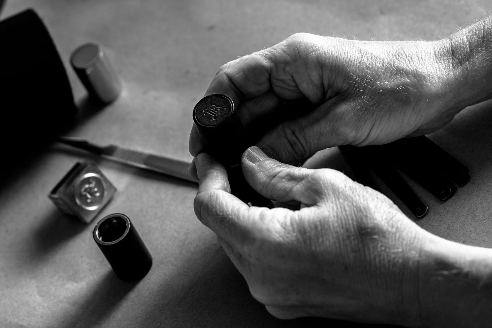 La Bouche Rouge Detail Herstellung Leder Cases