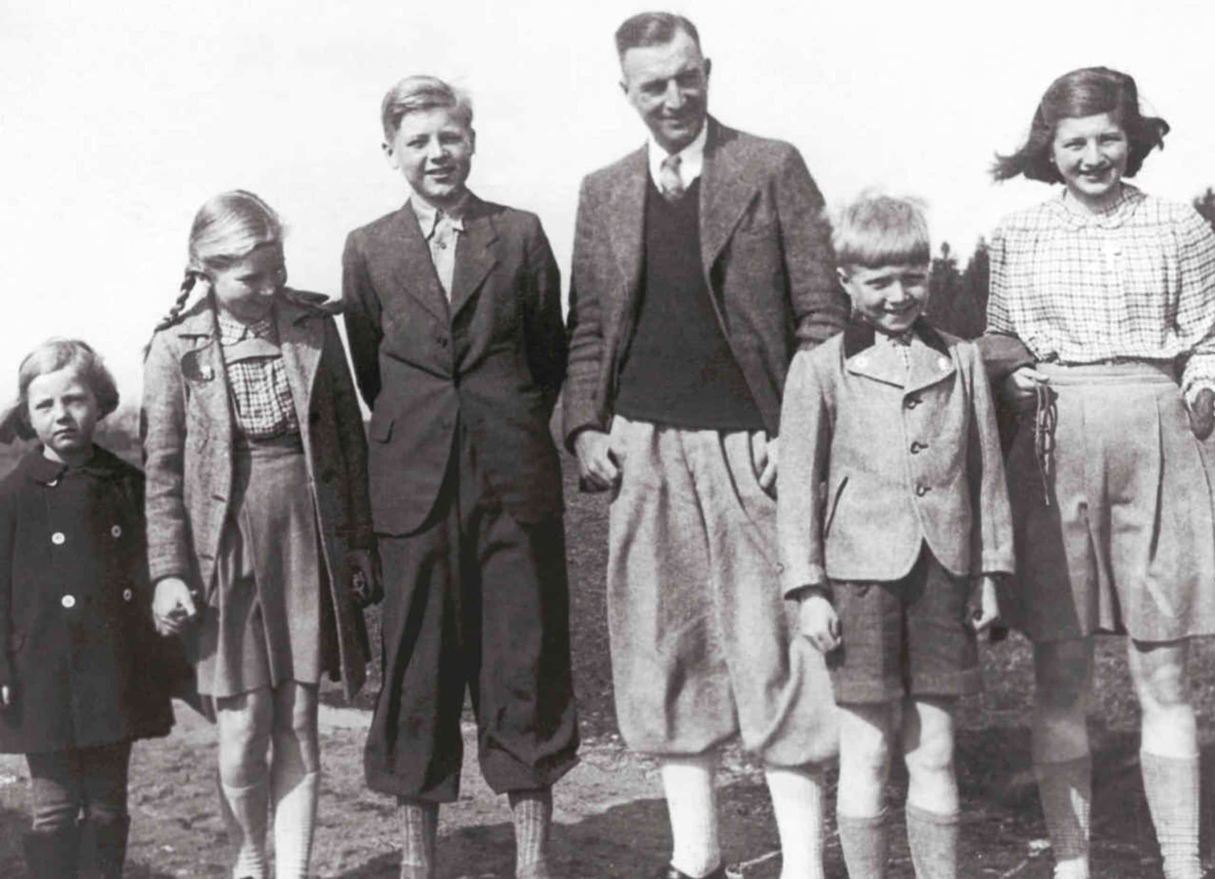 C&auml;sar von Hofacker mit seinen f&uuml;nf Kindern, v.l.: Liselotte, Christa, Eberhard, C&auml;sar von Hofacker, Alfred und Anna-Luise