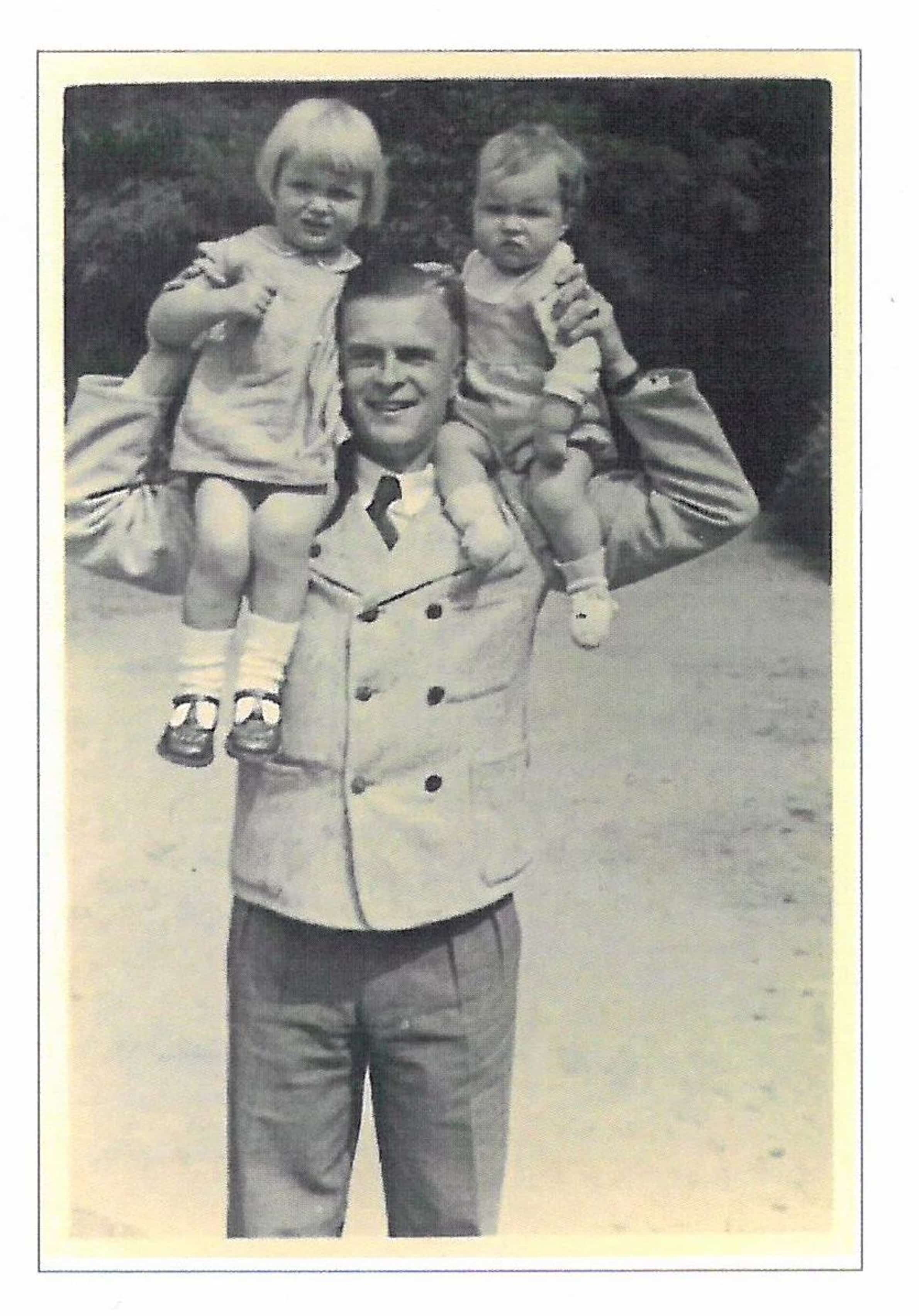G&uuml;nther Smend mit seinen Kindern Henriette und Rudolf (v.l.)