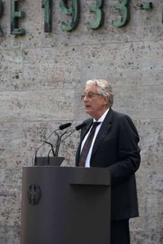 Gerhart Rudolf Baum bei seiner Ansprache anlässlich des 73. Jahrestages des 20. Juli 1944 in der Gedenkstätte Plötzensee Quelle: GDW Gerhart Rudolf Baum