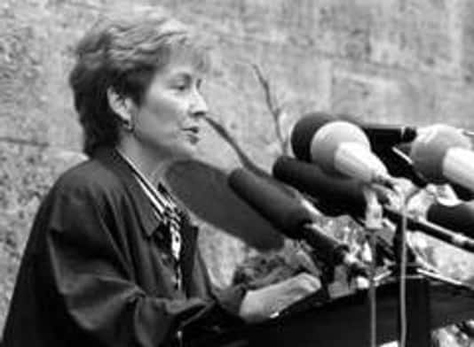 Dr. Christine Bergmann am 20. Juli 1991 anlässlich ihrer Gedenkansprache in der Gedenkstätte Plötzensee, Berlin Quelle: Landesarchiv Berlin/Ingeborg Lommatzsch Dr. Christine Bergmann