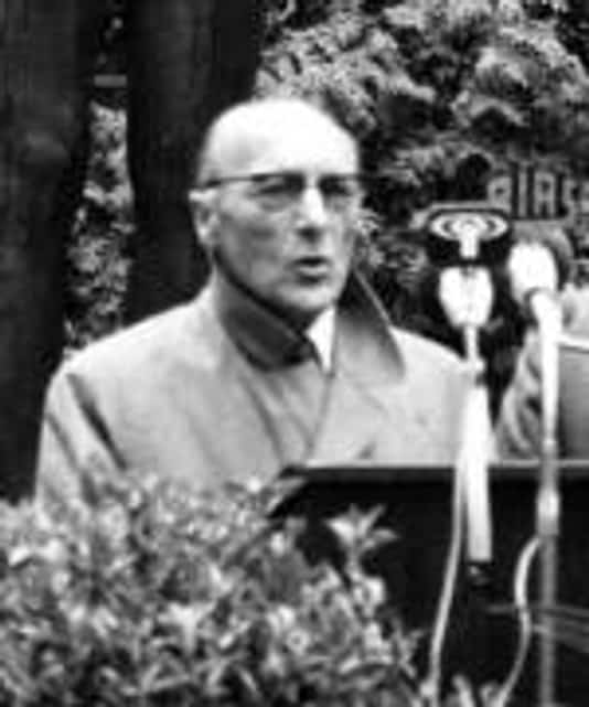 Albert Guerrisse am 20.07.1974 anlässlich seiner Rede zum 30. Jahrestag des 20. Juli 1944 im Ehrenhof der Gedenk- und Bildungsstätte Stauffenbergstraße GDW Albert Guerisse