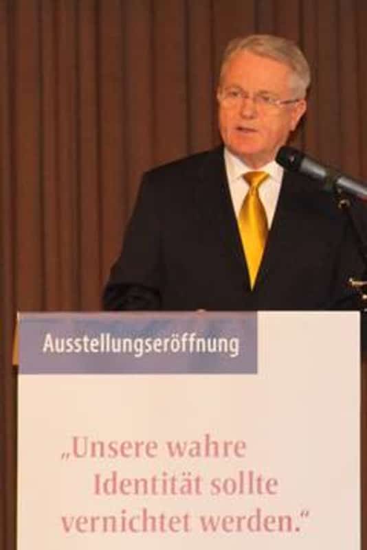 Dr. Axel Hartmann anlässlich der Eröffnung der Ausstellung „Unsere wahre Identität sollte vernichtet werden“ am 22. November 2016 im Kursaal der Stadt Bad Sachsa Gedenkstätte Deutscher Widerstand Dr. Axel Hartmann