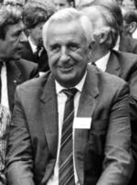 Dieter Thomas am 20.07.1988 anlässlich der Gedenkfeier zum 44. Jahrestag des 20. Juli 1944 im Ehrenhof der Gedenkstätte Deutscher Widerstand in der Stauffenbergstraße Landesarchiv Berlin/Ludwig Ehlers Dieter Thomas