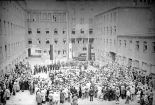 Gedenkfeier, Ehrenhof des Bendlerblocks in der Bendlerstraße, Berlin, 20.07.1952
