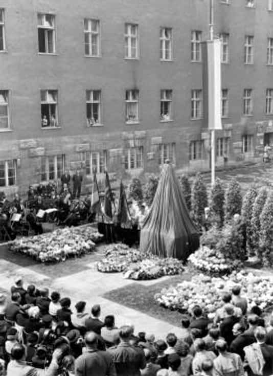 Gedenkfeier, Ehrenhof des Bendlerblocks in der Bendlerstraße, Berlin, 19.07.1953