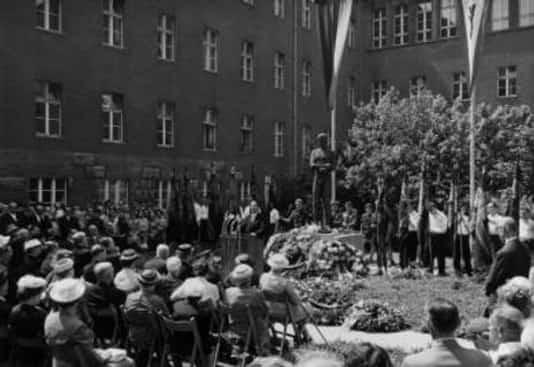 Gedenkfeier, Ehrenhof des Bendlerblocks in der Stauffenbergstraße, Berlin, 20.07.1958
