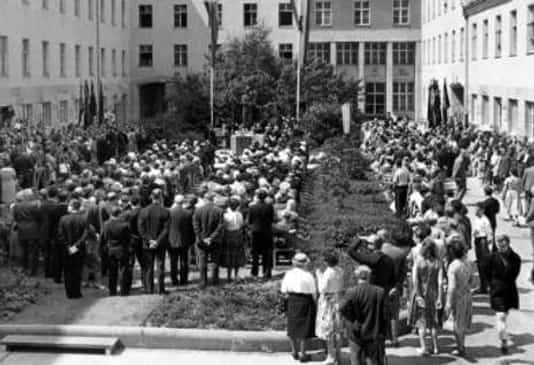 Gedenkfeier, Ehrenhof des Bendlerblocks in der Stauffenbergstraße, Berlin, 20.07.1960