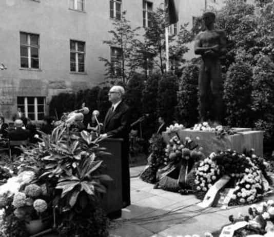 Gedenkfeier, Ehrenhof der Gedenk- und Bildungsstätte Stauffenbergstraße, Berlin, 20.07.1967