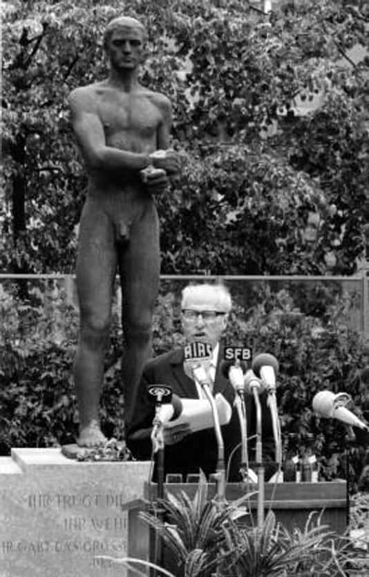Gedenkfeier, Ehrenhof der Gedenk- und Bildungsstätte Stauffenbergstraße, Berlin, 20.07.1969