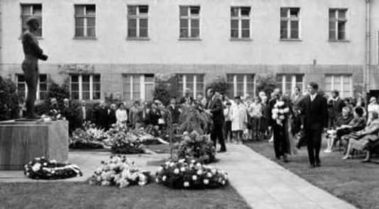 Gedenkfeier, Ehrenhof der Gedenk- und Bildungsstätte Stauffenbergstraße, Berlin, 20.07.1971