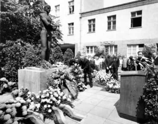 Gedenkfeier, Ehrenhof der Gedenk- und Bildungsstätte Stauffenbergstraße, Berlin, 20.07.1972