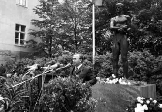 Gedenkfeier, Ehrenhof der Gedenk- und Bildungsstätte Stauffenbergstraße, Berlin, 20.07.1974