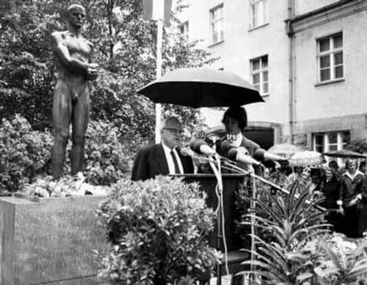 Gedenkfeier, Ehrenhof der Gedenk- und Bildungsstätte Stauffenbergstraße, Berlin, 20.07.1974