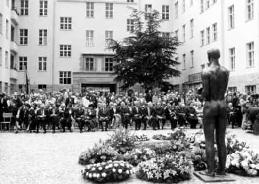 Gedenkfeier, Ehrenhof der Gedenk- und Bildungsstätte Stauffenbergstraße, Berlin, 20.07.1980