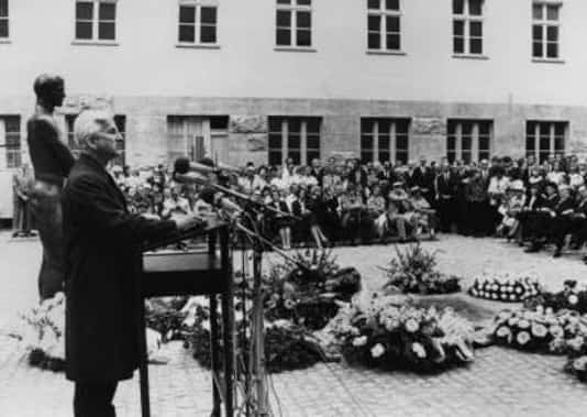 Gedenkfeier, Ehrenhof der Gedenk- und Bildungsstätte Stauffenbergstraße, Berlin, 20.07.1980