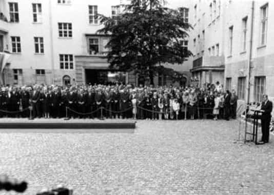 Gedenkfeier, Ehrenhof der Gedenkstätte Deutscher Widerstand in der Stauffenbergstraße, Berlin, 20.07.1984