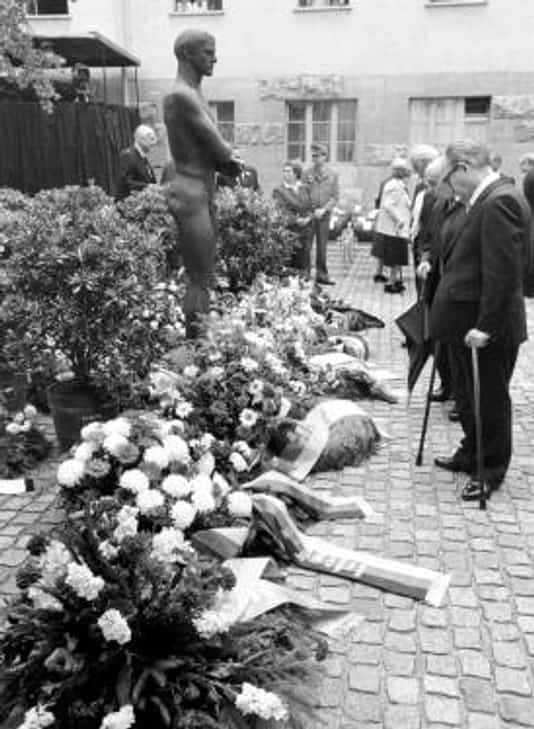 Gedenkfeier, Ehrenhof der Gedenkstätte Deutscher Widerstand in der Stauffenbergstraße, Berlin, 20.07.1984