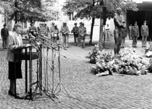 Gedenkfeier, Ehrenhof der Gedenkstätte Deutscher Widerstand in der Stauffenbergstraße, Berlin, 20.07.1988