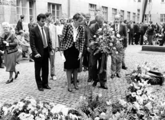 Gedenkfeier, Ehrenhof der Gedenkstätte Deutscher Widerstand in der Stauffenbergstraße, Berlin, 20.07.1990
