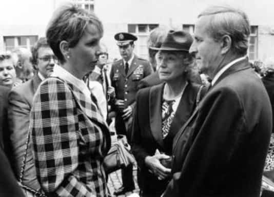 Gedenkfeier, Ehrenhof der Gedenkstätte Deutscher Widerstand in der Stauffenbergstraße, Berlin, 20.07.1990