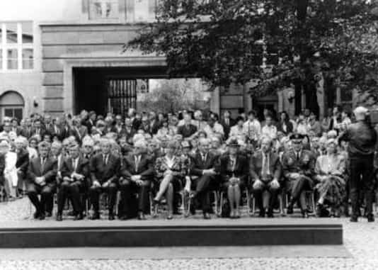 Gedenkfeier, Ehrenhof der Gedenkstätte Deutscher Widerstand in der Stauffenbergstraße, Berlin, 20.07.1990
