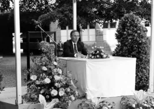 Gedenkfeier, Ehrenhof der Gedenkstätte Deutscher Widerstand in der Stauffenbergstraße, Berlin, 20.07.1992